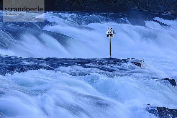 Rheinfall bei Schaffhausen  Schaffhausen  Kanton Schaffhausen  Schweiz  Europa