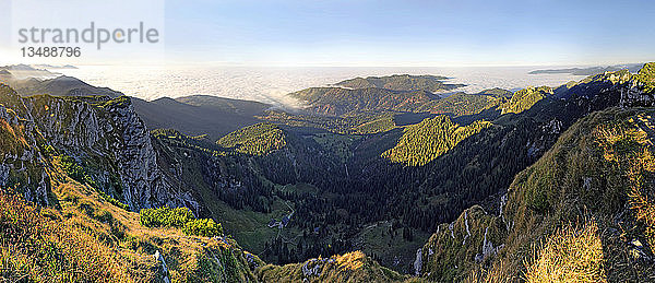 Panorama von der Benediktenwand zur Tutzinger Hütte und Alpenvorland im Nebel  von Benediktbeuern  Oberbayern  Bayern  Deutschland  Europa