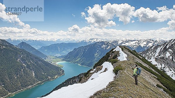 Wanderer auf Wanderweg  Übergang vom Seekarspitz zum Seebergspitz  Tirol  Österreich  Europa