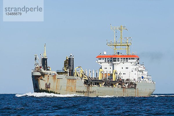 Baggerschiff in der Ostsee  Deutschland  Europa