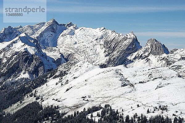 Die Appenzeller Alpen mit dem verschneiten Säntis oben links  Kanton Appenzell Innerrhoden  Schweiz  Europa