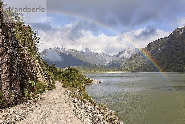 Schotterstraße mit Regenbogen bei Puerto Río Tranquilo  Carretera Austral  Valle Exploradores  Patagonien  Chile  Südamerika