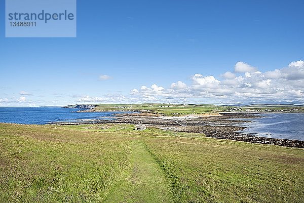 Blick von der Gezeiteninsel Brough of Birsay auf die Insel Orkney-Mainland  Brough of Birsay  Orkney-Inseln  Schottland  Großbritannien