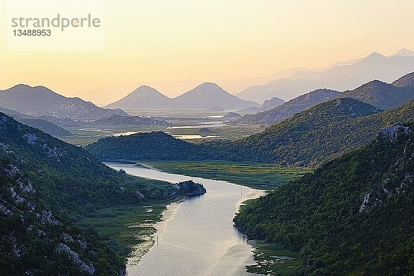 Fluss Rijeka Crnojevica bei Sonnenaufgang  Blick vom Aussichtspunkt Pavlova Strana  Nationalpark Skutari-See  nahe Cetinje  Montenegro  Europa