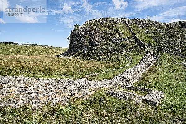 Hadrianswall mit Grundmauern des ehemaligen Wachturms  Haltwhistle  Northumberland  England  Vereinigtes Königreich  Europa