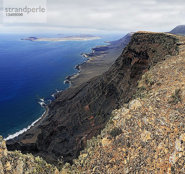 Blick vom Wanderweg von Guinate auf die Insel La Graciosa  Guinate  Lanzarote  Kanarische Inseln  Spanien  Europa