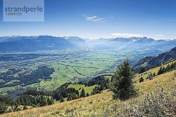 Blick auf das Rheintal vom geologischen Höhenweg aus gesehen  Kanton Appenzell Innerrhoden  Schweiz  Europa