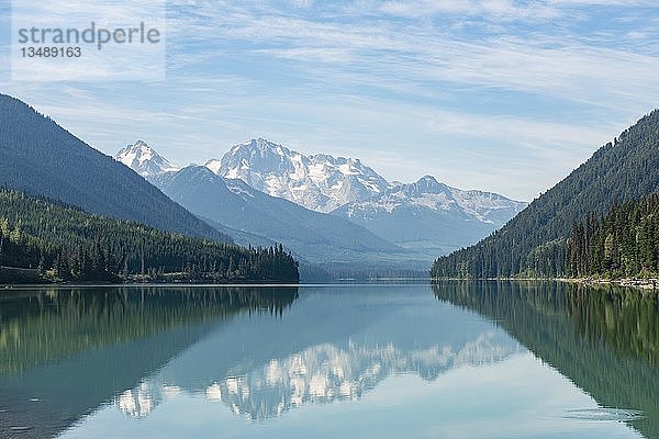 Duffey Lake  schneebedeckte Berge versiegeln sich in einem See  Mount Rohr  British Columbia  Kanada  Nordamerika
