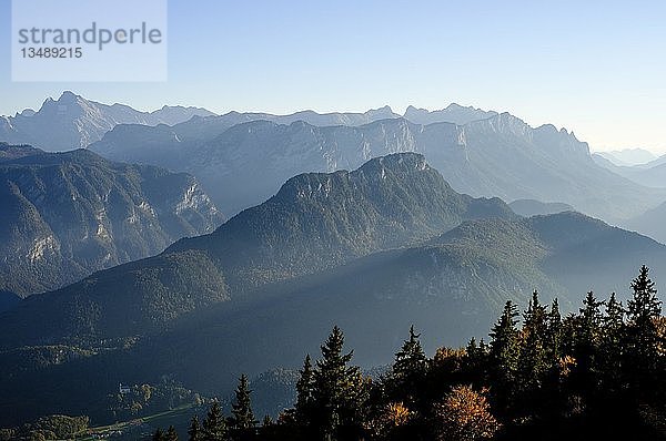 Berchtesgadener Alpen  links Hochkalter  Mitte Reiteralpe  im Herbst  Nationalpark Berchtesgaden  Oberbayern  Bayern  Deutschland  Europa