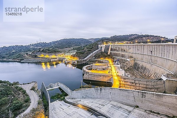Kraftwerk am Alqueva-Stausee  Moura  Portugal  Europa
