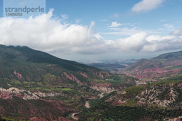 Grüne Berglandschaft nördlich des Atlasgebirges  Marokko  Afrika