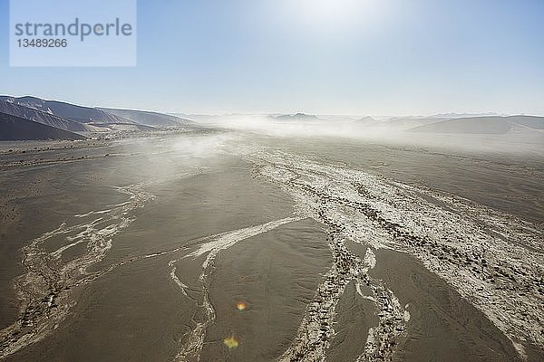 Luftaufnahme  Sandsturm im Sossusvlei-Nationalpark  Namib-Naukluft-Nationalpark  Namibia  Afrika