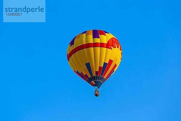 Heißluftballon  blauer Himmel  Kanada  Nordamerika