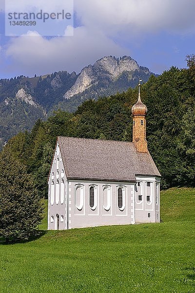 Kreuzkirche von Windshausen  im hinteren Heuberg  NuÃŸdorf  Oberbayern  Bayern  Deutschland  Europa