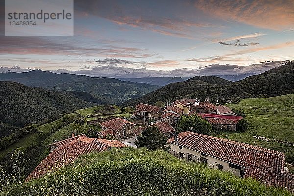 Bergdorf Cahecho mit typischen roten Ziegeldächern  Sonnenuntergang  Dorf Cahecho  bei Potes  Picos de Europa  Kantabrien  Spanien  Europa