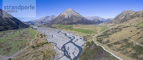 Drohnenaufnahme  mäandernder Fluss in weitläufigem Flussbett mit Bergen  Harper River  Mount Ida  Region Canterbury  Südinsel  Neuseeland  Ozeanien