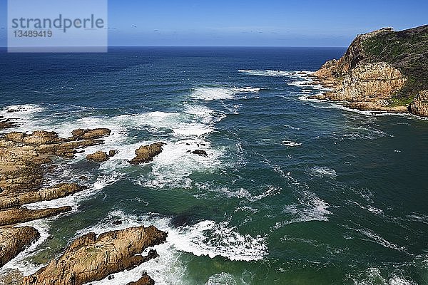 Blick auf die Mündung des Indischen Ozeans bei den Knysna Heads  Westkap  Südafrika  Afrika