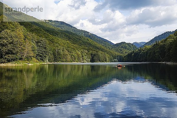 Ruderboot auf dem Biogradsko jezero  Nationalpark Biogradska Gora  Provinz Kolasin  Montenegro  Europa