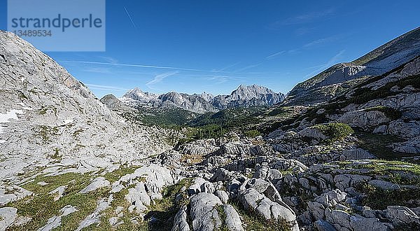 Blick auf den Watzmann  Wanderweg zur Wasseralm über Niederbrunnsulzen  Steinernes Meer  Nationalpark Berchtesgaden  Bayern  Deutschland  Europa