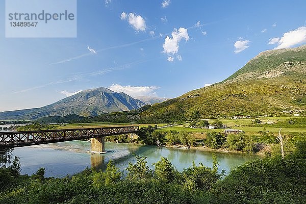 Brücke über den Fluss Drino  bei Tepelena  Tepelenë  Qar Gjirokastra  Albanien  Europa