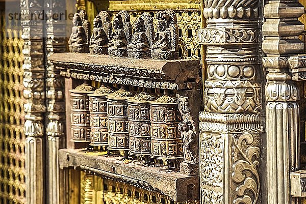 Buddhistische Gebetsmühlen  Affentempel Swayambhunath  Kathmandu  Nepal  Asien