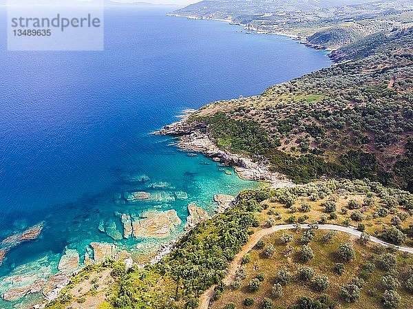 Luftaufnahme  Strand und felsige Küste von Pelion  Region Volos  Meerenge von Trikeri  griechische Halbinsel Pelion  Pagasitischer Golf  Griechenland  Europa