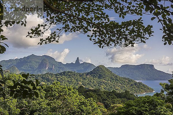 Bewaldete Berglandschaft an der Küste  Insel Príncipe  São Tomé und Príncipe