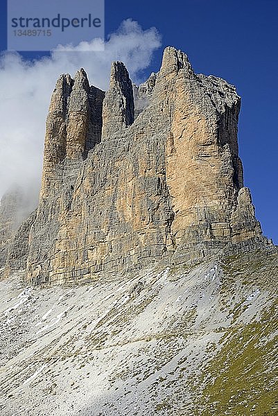 Drei Lavaredo-Südwände mit tiefen Wolken  blauer Himmel  Sextner Dolomiten  Provinz Südtirol  Südtirol  Italien  Europa