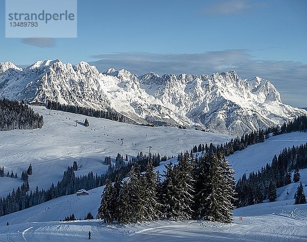 Blick vom Skigebiet SkiWelt Wilder Kaiser Brixenthal auf das Bergmassiv Wilder Kaiser  Tirol  Österreich  Europa