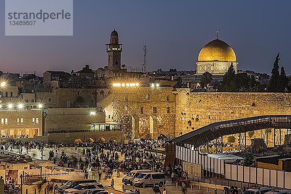 Gläubige an der Klagemauer in der Abenddämmerung  hinter dem Felsendom  auch Qubbat As-sachra  Kipat Hasela  mit Altstadt  Jerusalem  Israel  Asien