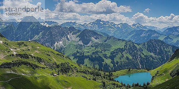 Bergpanorama mit Seealpsee  links hinter der Höfats 2259m  Allgäuer Alpen  Allgäu  Bayern  Deutschland  Europa