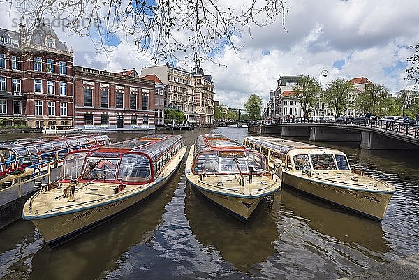 Kanalboote auf dem Fluss Amstel  Amsterdam  Nordholland  Niederlande