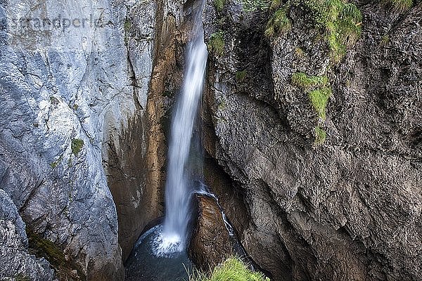 Wasserfall im HÃ¶lltobel  bei Gerstruben  Dietersbachtal  Oberstdorf  OberallgÃ¤u  AllgÃ¤u  Bayern  Deutschland  Europa