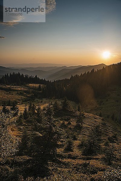 Sonnenuntergang in den Bergen  Karpaten  Oblast Zakarpattia  Ukraine  Europa