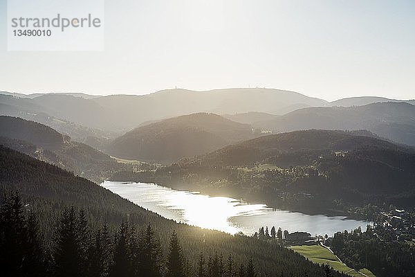 Blick vom Hochfirst zum Titisee und Feldberg bei Sonnenuntergang  bei Neustadt  Schwarzwald  Baden-WÃ¼rttemberg  Deutschland  Europa