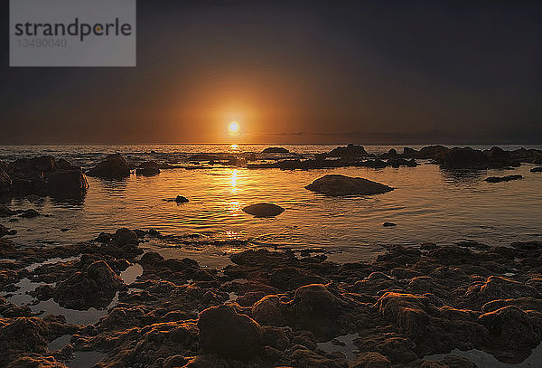 Sonnenuntergang am felsigen Strand Playa de Valle de Gran Rey  La Gomera  Kanarische Inseln  Spanien  Europa