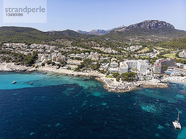 Luftaufnahme  Camp de Mar mit Hotels und Stränden  Camp de Mar  Costa de la Calma  Mallorca  Balearische Inseln  Spanien  Europa