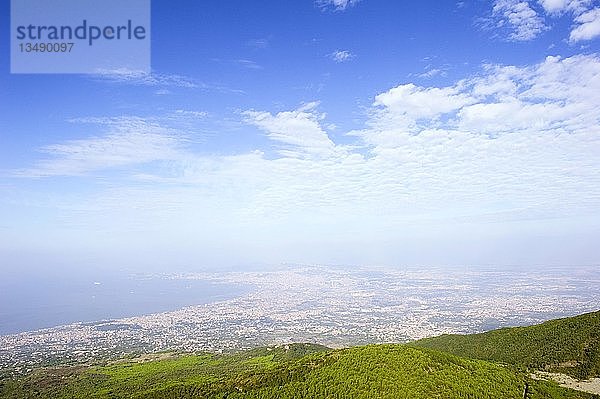 Morgenstimmung über der Bucht von Neapel  Blick vom Gipfel des Vesuvs  Kampanien  Italien  Europa