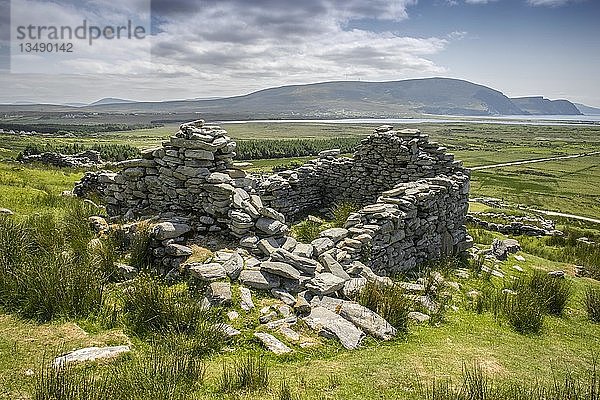 Verfallene Steinmauern eines ehemaligen Dorfes  Slievemore Deserted Village  Achill Island  County Mayo  Connacht  Irland  Europa