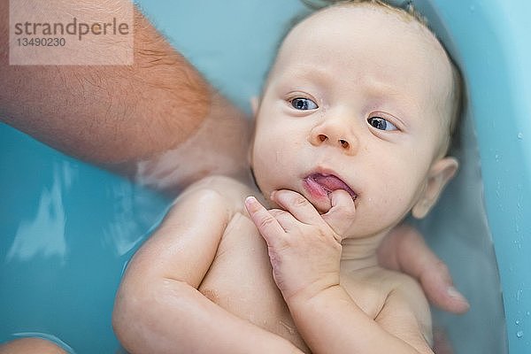 Kleiner Junge denkt beim Baden mit dem Finger im Mund  Tschechische Republik  Europa