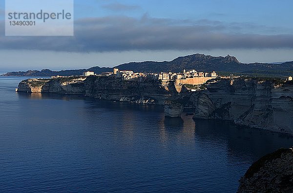 Felsenküste und Altstadt von Bonifacio in der Morgensonne  Bonifacio  Korsika  Frankreich  Europa
