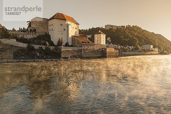 Blick über die Donau zur Veste Niederhaus  Passau  Niederbayern  Bayern  Deutschland  Europa