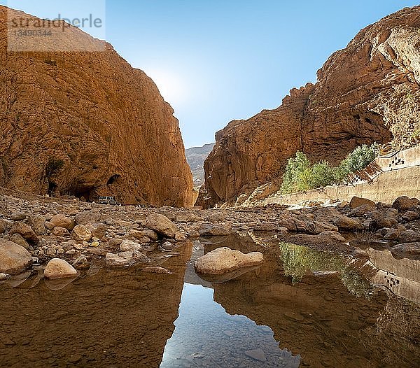 Gorges Toudra oder Todgha-Schlucht  Schlucht aus Sandsteinfelsen  Spiegelung im Fluss  AÃ¯t Baha  Tinghir  Marokko  Afrika