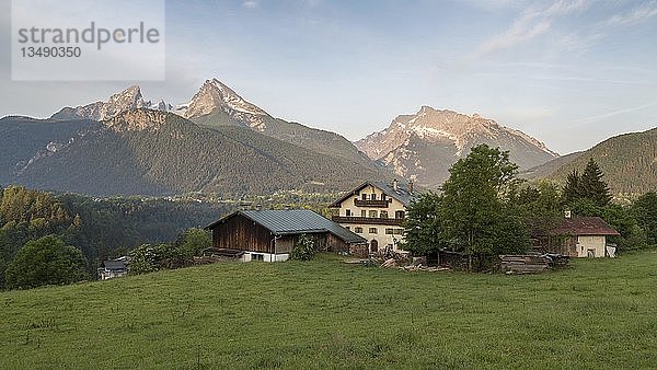 Bergmassiv mit Watzmann und Hochkalter  davor Alm und Bauernhof  Nationalpark Berchtesgaden  Bayern  Deutschland  Europa