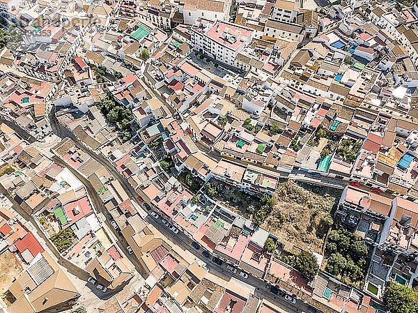 Architektonisches Muster einer kleinen spanischen Stadt  Drohnenaufnahme  Almodovar del Rio  Andalusien  Spanien  Europa