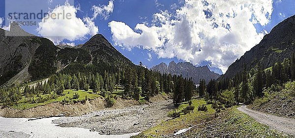 Ausgetrocknetes Flussbett des Laliderer Baches im Laliderertal  Blick auf die Lalidererwaende  Karwendel  Tirol  Österreich  Europa