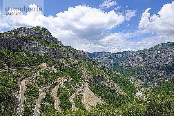 Serpentinen einer Bergstraße  Cem-Schlucht  Region Kelmend  Albanische Alpen  Prokletije  Qark Shkodra  Albanien  Europa