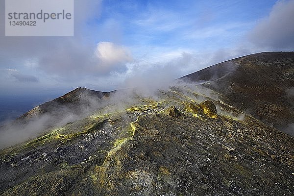 Schwefelfumarolen und Chloridkrusten am Kraterrand  Gran Cratere  Insel Vulcano  Äolische und Liparische Inseln  Sizilien  Italien  Europa