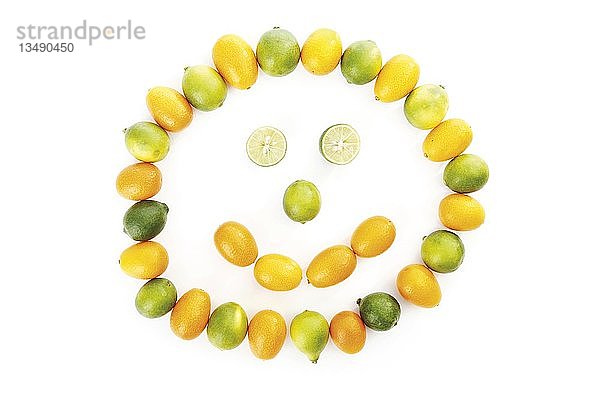 Kumquats oder Cumquats (Fortunella) und Limequats (Citrus x floridana)  als Smiley-Gesicht