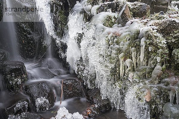 Wasserfall mit Eiszapfen  Bergpark WilhelmshÃ¶he  Weltkulturerbe  Kassel  Hessen  Deutschland  Europa